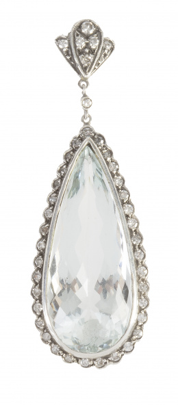 113.  Colgante estilo Belle Epoque con gran aguamarina talla pera orlada de brillantes que pende de hoja de brillantes