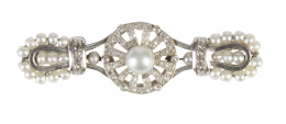 124.  Broche placa de pp. S. XX de perlas finas y diamantes