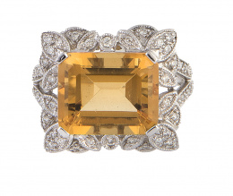 399.  Sortija con citrino rectangular rodeado por marco de hojitas de brillantes