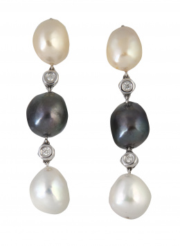 362.  Pendientes largos con perlas barrocas grises, golden y blancas unidas por chatones de brillantes