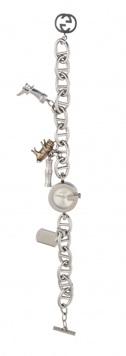 444.  Reloj G-GUCCI en acero con charms colgantes