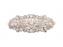 83.  Broche placa de brillantes calada años 30  con diseño simétrico de bandas caladas a distintas alturas 