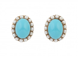 89.  Pendientes con cabuchones de turquesa reconstituida orlados de perlas