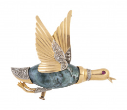 165.  Broche años 50 en forma de pato volador de oro y diamantes con cuerpo de jaspe verde
