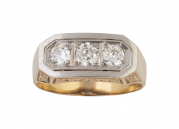 92.  Sortija tresillo de brillantes de talla antigua, años 30, con frente de banda elevada