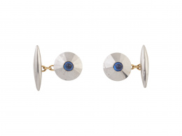 111.  Gemelos Art-Decó con cabuchones de zafiro sintético central sobre marco circular facetado
