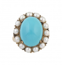 90.  Sortija de pp. S. XX con cabuchón de turquesa reconstituida oval orlado de perlas 