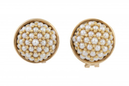88.  Pendientes semiesféricos cuajados de perlas engastadas en garras con marco circular liso