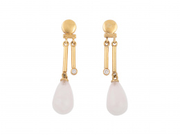 290.  Pendientes largos con perillas de cuarzo rosa y chatón de brillante rematando dos barras cilíndricas colgantes