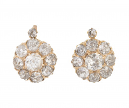 64.  Pendientes rosetón de brillantes de talla antigua de p. S. XX, encabezados por un brillante superior