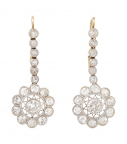 104.  Pendientes largos de brillantes de pp. S. XX, con rosetones colgantes de línea rivière de brillantes en chatón