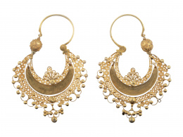 72.  Grandes arracadas salmantinas S. XIX con trabajo de filigrana alterno con bandas de media luna de oro liso