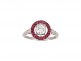 110.  Sortija ojo de perdiz con un brillante de 0,70 ct aprox en chatón, orlado de rubíes 