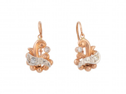 82.  Pendientes de pp. S. XX  con motivo floral de oro rosa atravesado por banda de brillantes