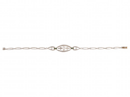126.  Pulsera de brillantes de pp. S. XX, con un chatón de brillante en centro oval calado, enmarcado por diamantes
