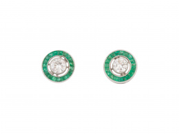 123.  Pendientes ojo de perdiz con un brillante en chatón central orlado de esmeraldas