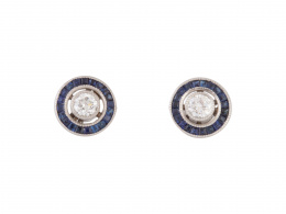 109.  Pendientes ojo de perdiz con brillante en chatón central orlado de zafiros 