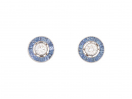 105.  Pendientes ojo de perdiz con brillantes con un brillante orlado de zafiros calibrados claros