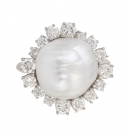 375.  Sortija de perla australiana barroca orlada de brillantes engastados en garras a diferentes alturas