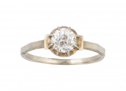 74.  Sortija solitario de brillante de talla antigua engastado por ocho garras