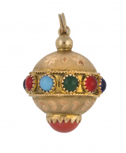 208.  Charm colgante con diseño de esfera adornado con piedras semipreciosas de colores y grabado