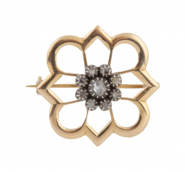 194.  Broche calado con rosetón de diamantes central