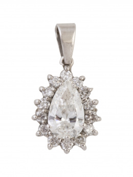 203.  Colgante con diamante talla perilla orlado de brillantes