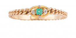 60.  Brazalete de ff. S. XIX con centro en forma de nudo con esmerlada cuadrangular, rodeada por cuatro brillantes de talla antigua engastados en chatones