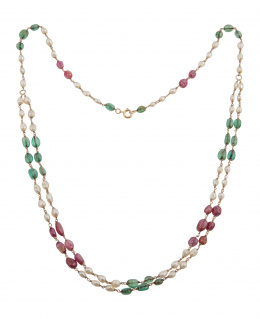 58.  Collar largo con perlas, con cuentas de rubíes y esmeraldas que en el frente forman doble vuelta 