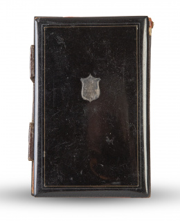 620.  Libreta de pasta con incrustaciones de oro y plata.Fancia, S. XIX.