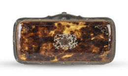 619.  Estuche de carey, con aplicaciones de matal aplicado, con montura de acero.Francia, S. XIX.
