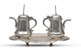 1213.  Pareja de vinajeras de plata. Marcas frustas.Castilla, S. XVII - XVIII.