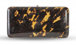 622.  Caja para puros de símil carey con incrustaciones de oro en la tapa.Francia, S. XIX.