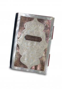 624.  Carnet de baile de nácar con flores y cartela que reza "Souvenir", París, ff. del S. XIX.