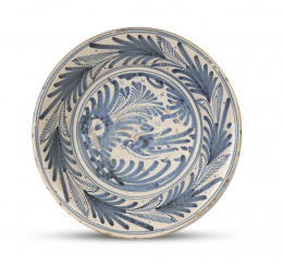696.  Plato de cerámica esmaltada en azul con golondrina de la serie de los helechos.Talavera, S. XVIII.