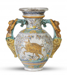 695.  Ánfora de cerámica esmaltada decorada con jabalíes de la serie polícroma.Talavera, S. XVIII