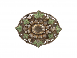 134.  Broche colgante catalán Art- Decó en plata vermeil con símil  perlas, esmalte verde y citrino central