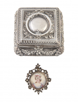 45.  Broche con miniatura de pp. S. XX  y estuche en forma de cajita en plata  con decoraciones florales