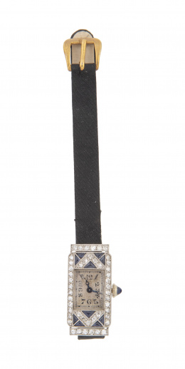103.  Reloj pulsera Art-Decó de brillantes y zafiros triangulares con diseño geométrico