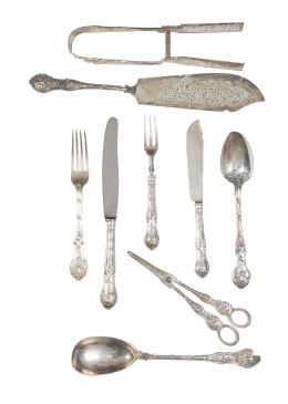 1267.  Cubertería victoriana de plata en su color, decoración cincelada.Alfred Benson & Arthur Henry Benson, Londres h. 1895.