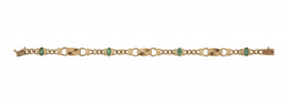 187.  Pulsera con tres esmeraldas de talla oval alternas con tramos de cadena barbada y eslabones de ochos