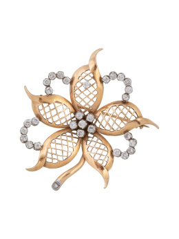 149.  Broche años 40 con diseño flor de pétalos calados a modo de celosía rodeados por cintas onduladas de brillantes