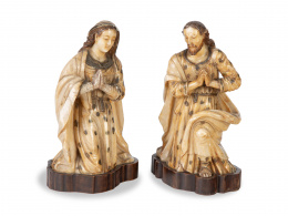 1367.  San José y la Virgen.Figuras en piedra huamanga tallada sobre peana de madera.Perú, S. XVIII.
