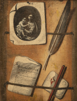 1016.  ESCUELA SEVILLANA, SIGLO XVIIITrampantojo con grabado de Virgen con Niño, pluma y otros elementos