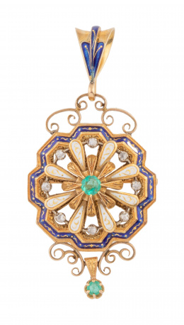 57.  Colgante de pp. S XX octogonal, con decoración de esmalte, diamantes y esmeralda central y colgante