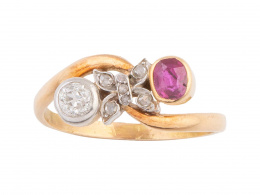 59.  Sortija tu y yo de pp. S. XX con brillante y rubí en chatones separados por hojitas de diamantes