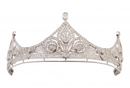 428.  Diadema de brillantes y diamantes con diseño de flor de lis central coronado por un brillante talla cojín, y dos laterales