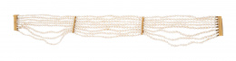 172.  Gargantilla choquer de ocho hilos de perlas cultivadas unidas en dos puntos con bandas de oro