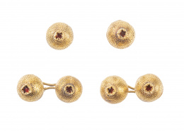 61.  Conjunto de gemelos dobles y dos botones de pp. S XX con diseño de semiesferas de cordoncillo coronadas por rubíes