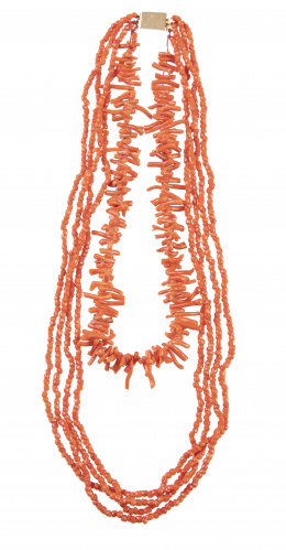 18.  Collar de coral S.XIX con tres hilos de cuentas de tonel facetadas y uno de coral en rama